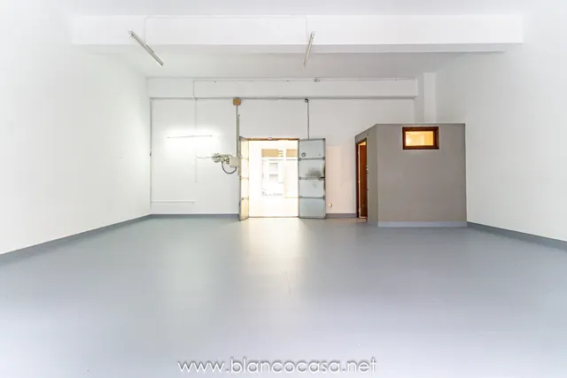 Amplio bajo comercial en venta — 15