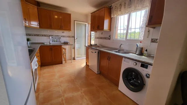 Chalet esquina de 3 Dormitorios y 3 Baños en parcela grande arreglada de 600m2 con piscina y garaje privado — 42