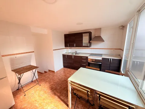 EXCELENTE PISO CERCA DE LA PLAYA, TOTALMENTE REFORMADO, EN 1º PLANTA,  EN UNA CASA TIPICA DEL BARRIO DEL CABAÑAL.