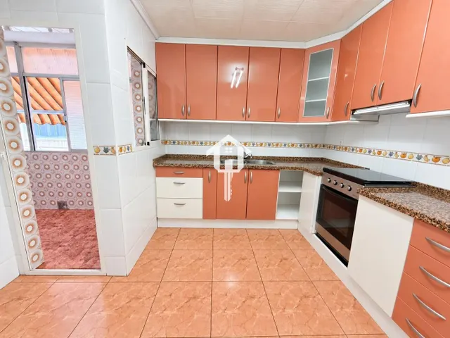 PISO EN VENTA EN ALICANTE. ZONA DE LA FLORIDA. 134m2 CON 4 habitaciones DOBLES, 2 BAÑOS COMPLETOS, TERCERA PLANTA CON ASCNESOR, TERRAZA Y DESPENSA. — 13