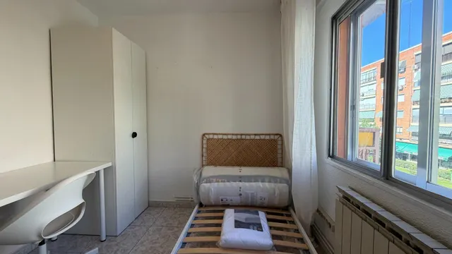Piso de 4 dormitorios para estudiantes junto al metro en Móstoles — 20