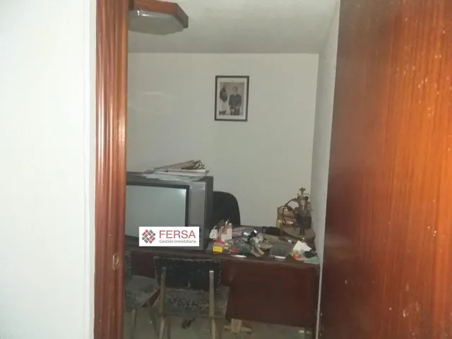 SE VENDEN TRES LOCALES COMERCIALES EN PLENO CENTRO. — 32