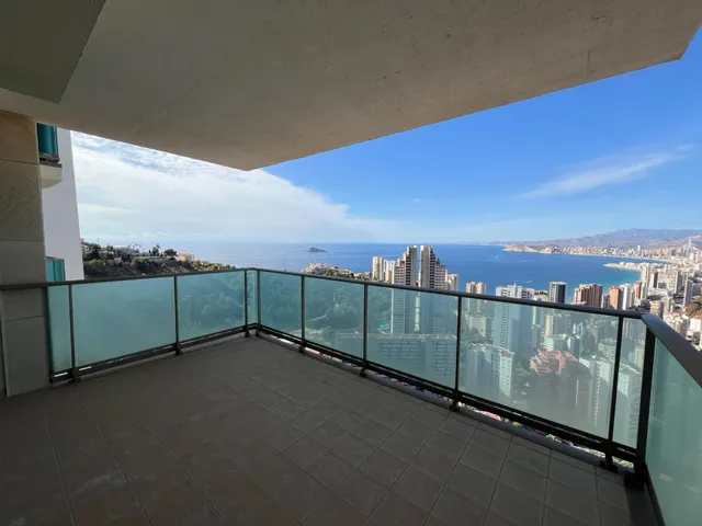 SE VENDE APARTAMENTO CON VISTAS MAGNIFICAS AL MAR NUEVO A ES - foto 2