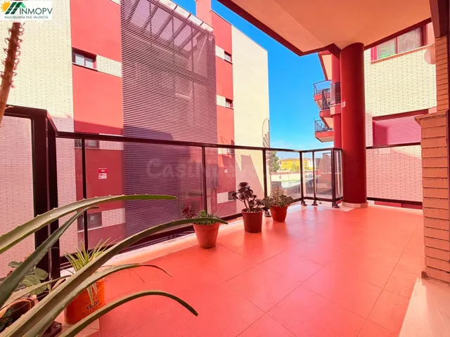 APARTAMENTO DE 2 DORMITORIOS CON PISCINA Y PARKING CERCA DE 