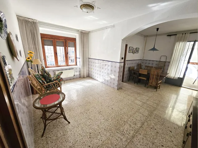 Se vende casa en casco antiguo de Oropesa, detrás del ayuntamiento. Casa con fachada a 3 calles — 20