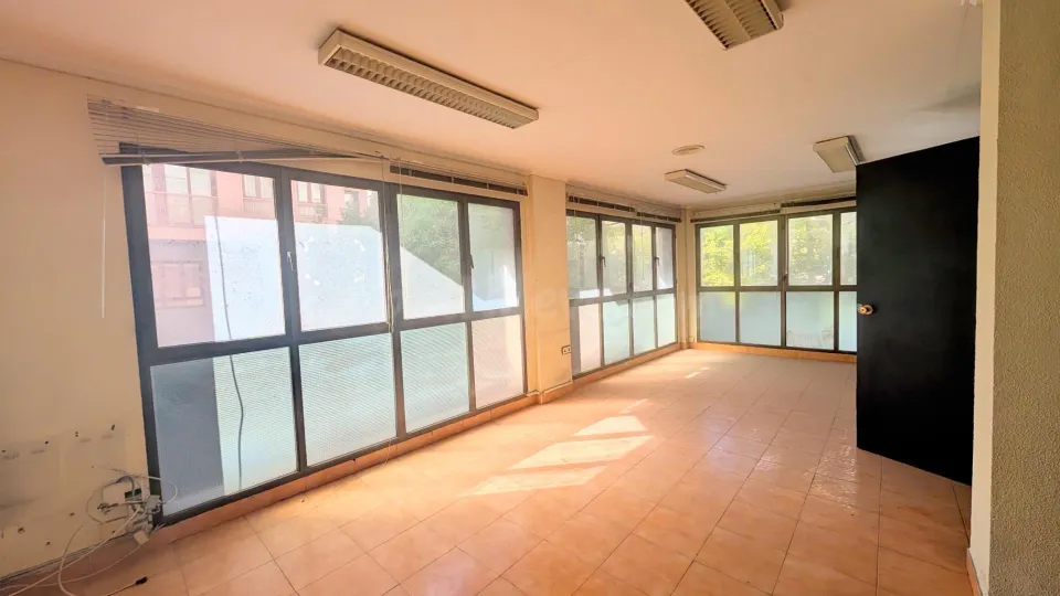 ¡OPORTUNIDAD ÚNICA, OFICINA CON ENTRADA INDEPENDIENTE, 80 m2, ESQUINA TOTALMENTE EXTERIOR, JUNTO A REINA VICTORIA!