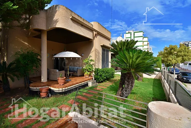 CHALET CON TERRAZA, GARAJE Y BARBACOA EN LA PLAYA DE GANDÍA