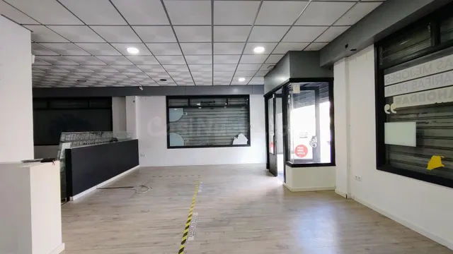 Local comercial en alquiler en Baena con gran visibilidad - foto 2