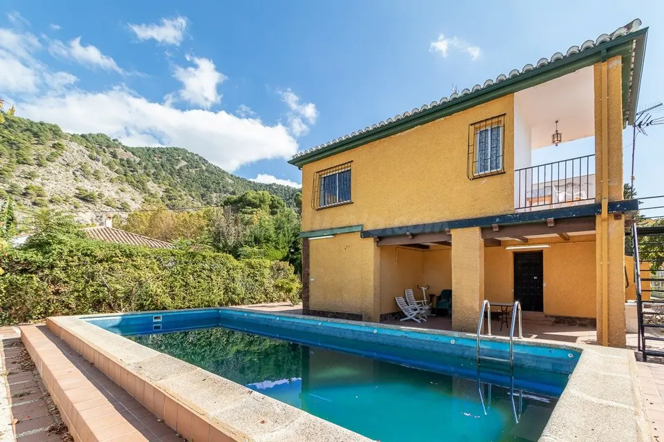 Chalet independiente con piscina y pista de tenis en Alfacar