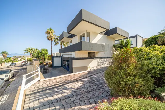 Exclusivo chalet completamente reformado con vistas al mar en Bahía Azul — 27