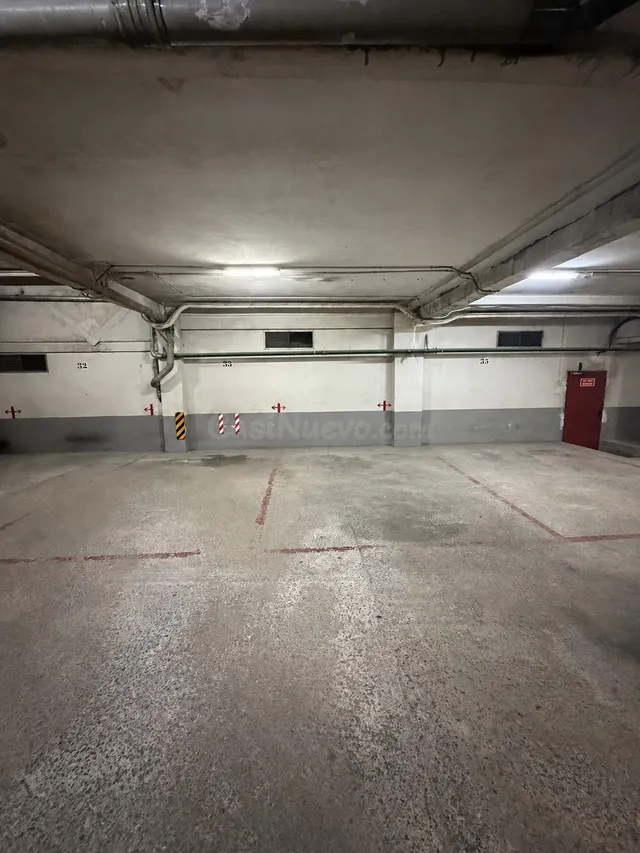 Plaza de parking para auto grande — 2