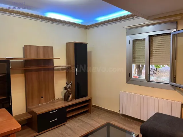 Piso planta baja, de tres hb y baño. Cocina y salón. Todo ex