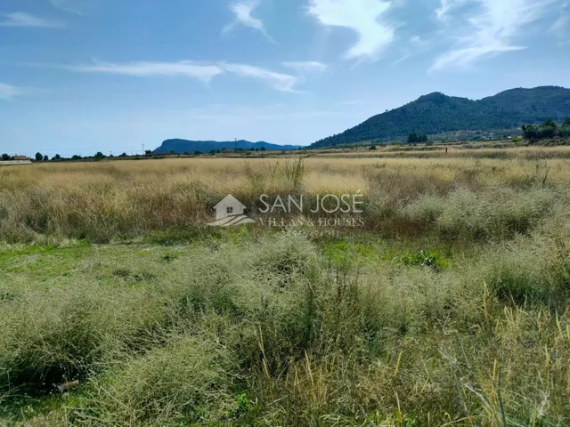 SE VENDE TERRENO RURAL CON POSIBILIDAD DE ALBERGUE EN LA ROMANA — 2
