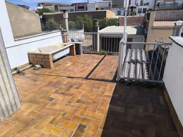 CASA ADOSADA EN VENTA CON 2 VIVIENDAS INDEPENDIENTES — 36