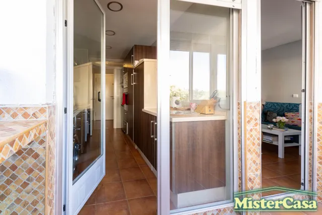 EXCLUSIVA. Piso zona sur VPO . 3 dormitorios , 2 baños , terraza . Plaza de garaje y trastero . — 15