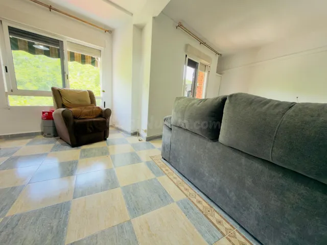 Amplio piso con terraza, 3 dormitorios y posibilidad de 4 en Av. Barcelona – Viñuela – Rescatado — 2