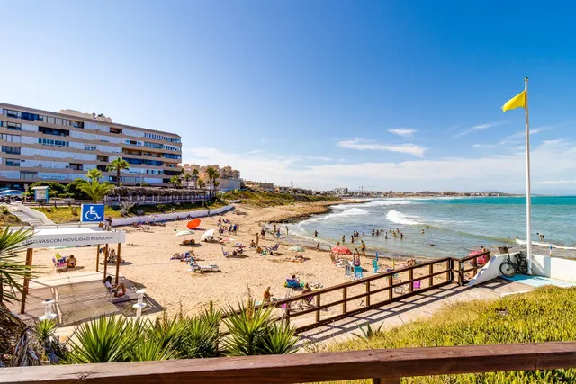 Apartamento semi reformado con orientación sur, vistas laterales al mar y piscina comunitaria. — 40