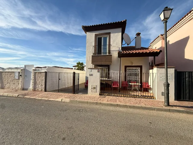 CHALET ADOSADO EN ESQUINA CON PISCINA COMUNITARIA EN FUENTE  - foto 2