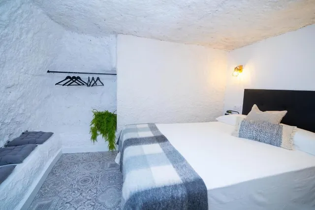 Complejo rural de 4 alojamientos dedicado a alquiler vacacional en Alcalá del Júcar: una joya para inversores — 6