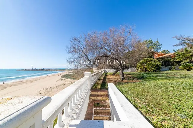 CASA EN PRIMERA LINEA DE MAR — 15