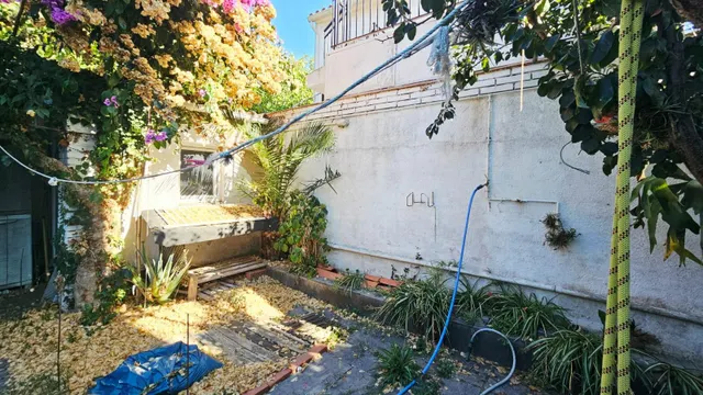 CASA PLANTA BAJA CON 2 VECINOS CON JARDÍN — 21