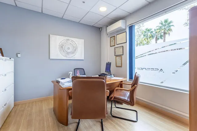 **Luminoso local comercial de 67 m2 con dos amplios escaparates** — 8