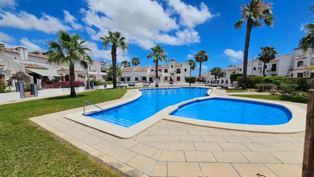 Se vende un adosado de 2 dormiotrios y 2 baños en comunidad  - foto 2