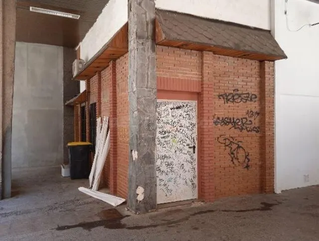 SE VENDE local comercial OKUPA en C General Peron de Madrid - foto 3