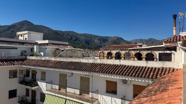 Soleado ático con garaje y amplia terraza con orientación su - foto 2