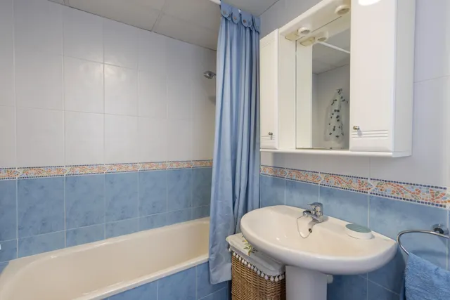 ÁTICO DE 140 M2 CON TERRAZA PRIVADA, GARAJE Y VISTAS DESPEJADAS EN SALOBREÑA — 14