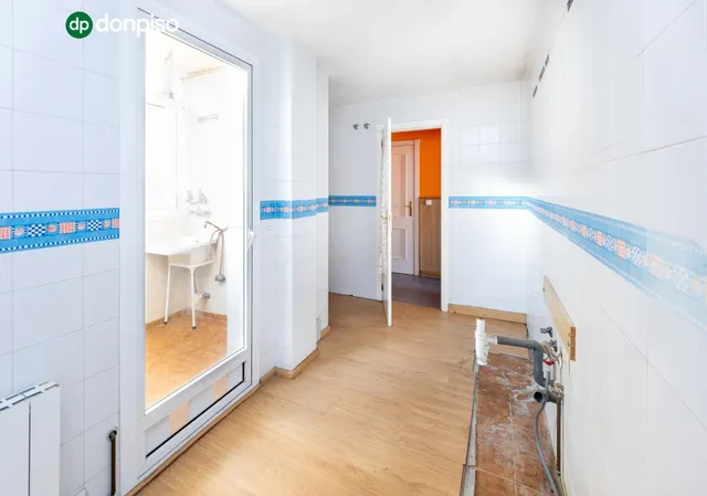 IVIENDA DE VPO, Piso de 3 dormitorios y 2 baños, con cochera junto al Parque de Bomberos. — 11