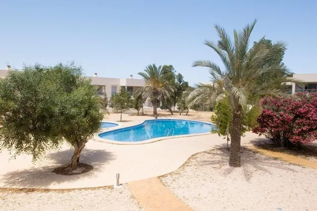 LUMINOSO ÁTICO EN URBANIZACIÓN CON PISCINA COMUNITARIA