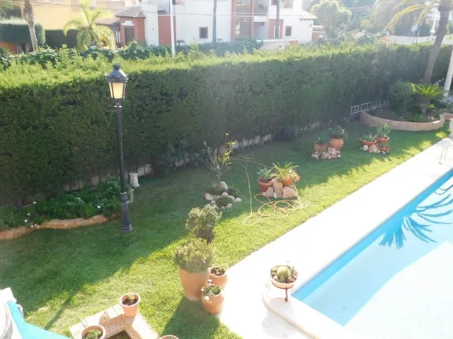 Venta - villa de lujo - Torrevieja - 6 dormitorios - 5 baños - 328 m2 - parcela 1066 m2 - piscina - garaje — 50