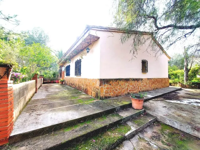CHALET CON AMPLIA PARCELA A 4KM DE LA POBLACION Y BUENA COMU