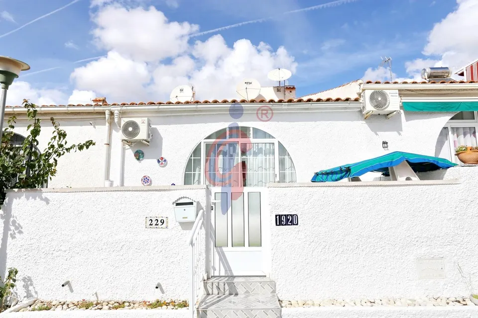Se alquila encantador bungalow en planta baja en la urbanización San Luis, Torrevieja