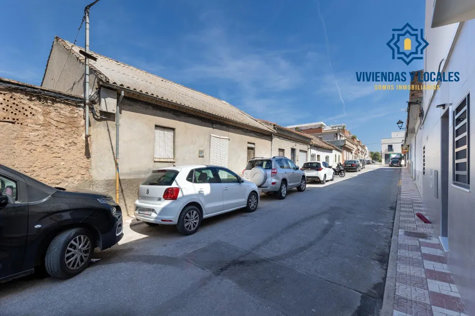 ¡CASA EN UNA SOLA PLANTA, CREA TU VIVIENDA IDEAL EN ALBOLOTE! Casa en una sola planta con patio, garaje y un gran potencial.