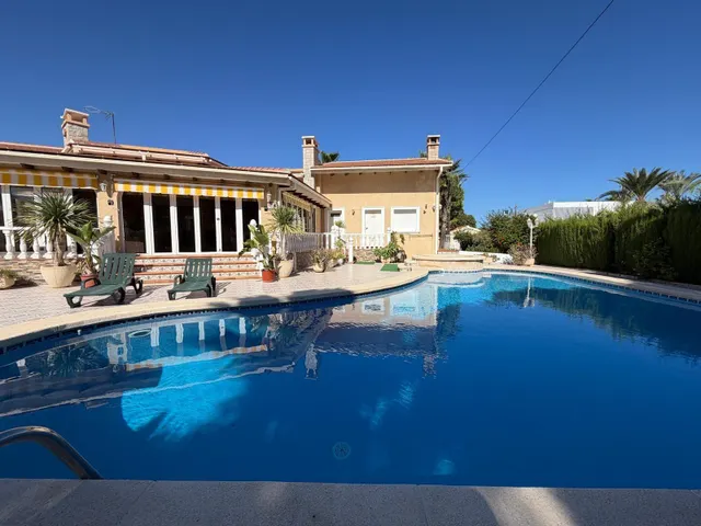 Chalet de lujo en Cabo Roig con 5 hab 5 baños picina propia chalet estilo americano — 11