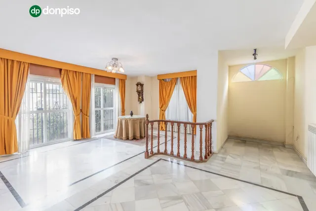 Exclusiva vivienda con piscina en la zona del Serrallo con piscina comunitaria — 10