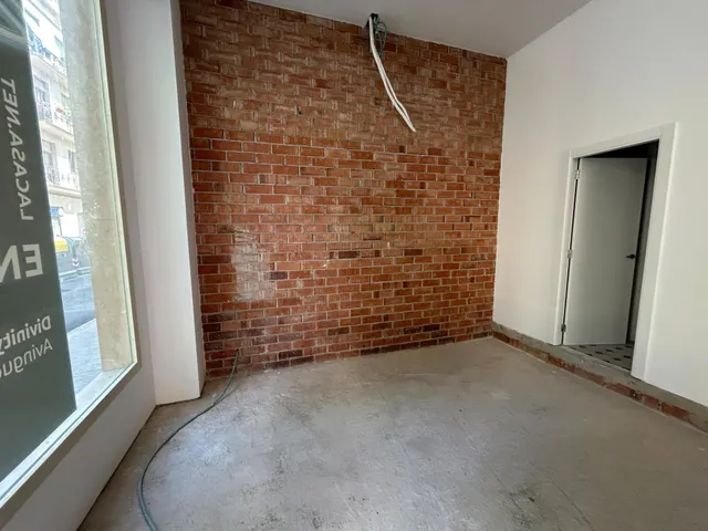 LOCAL COMERCIAL DE OBRA NUEVA A ESTRENAR EN PLENA CALLE NAVAS DE TOLOSA, ESQUINA CON BESALÚ — 11