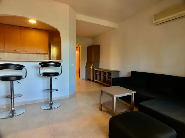 Acogedor apartamento con terraza y piscina comunitaria — 13