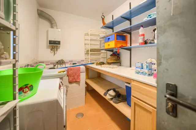 Chalet independiente de una planta con apartamento, piscina y parcela urbana de 2.800 m2 — 36