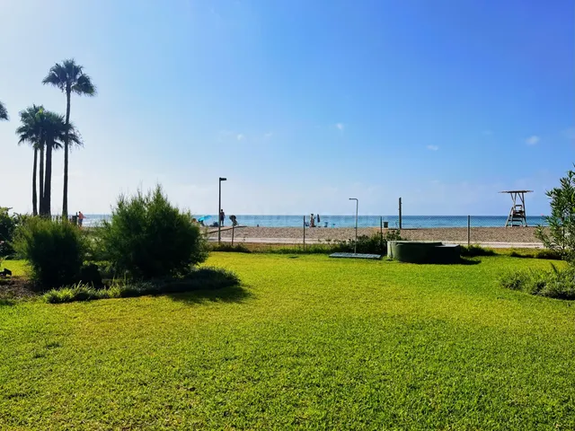 "Apartamento en primera línea de playa con jardín privado, d - foto 2