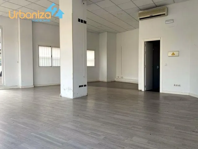 LOCAL BIEN ACONDICINADO  CON GRANDES ESCAPARATES DE ESQUINA — 6