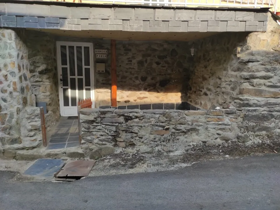 CASA DE PIEDRA EN UN PARAISO NATURAL - LA CABRERA -
