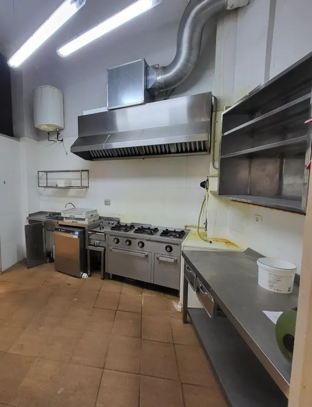 SE VENDE BAR EN LA CASILLA — 11