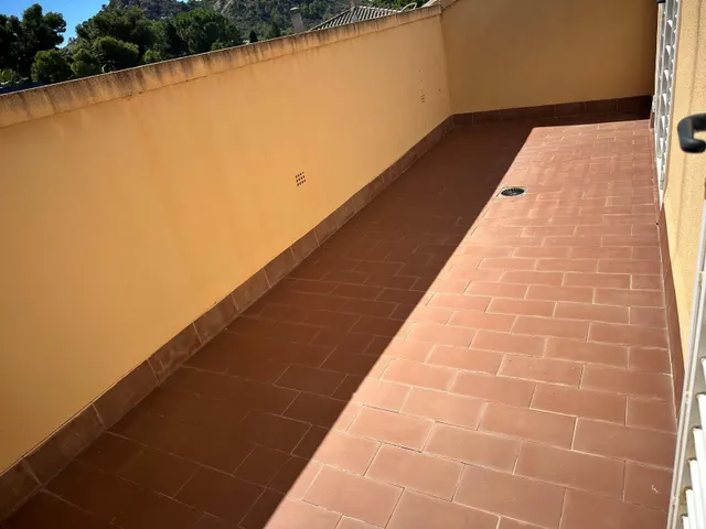 Bungalow de 250 m2 con 5 habitaciones, patio, terraza y piscina comunitaria — 11
