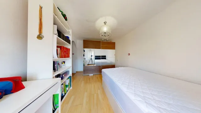 CASA UNIFAMILIAR de 170m2 útiles sobre parcela de 265m2. Distribuido en sótano con bodega, salón, cocina, dos baños, cuatro habitaciones y buhardilla diáfana — 25