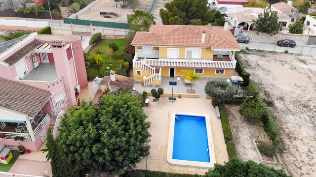 ESPECTACULAR CHALET EN MONTEPINAR CON PISCINA JARDÍN Y GARAJ - foto 2