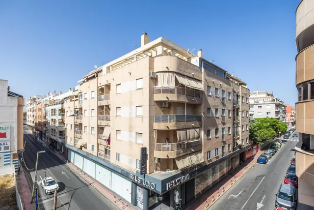 Apartamento de 1 dormitorio con dos terrazas en el centro de Torrevieja — 13