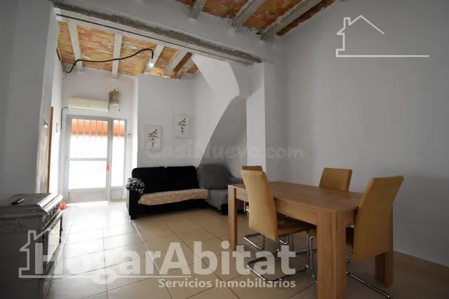 CASA ACOGEDORA Y SEMIREFORMADA CON PATIO
